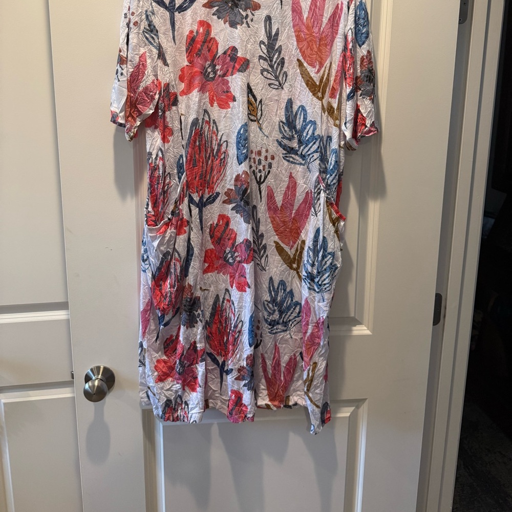 SHAN White Top with Black and Brown Accents